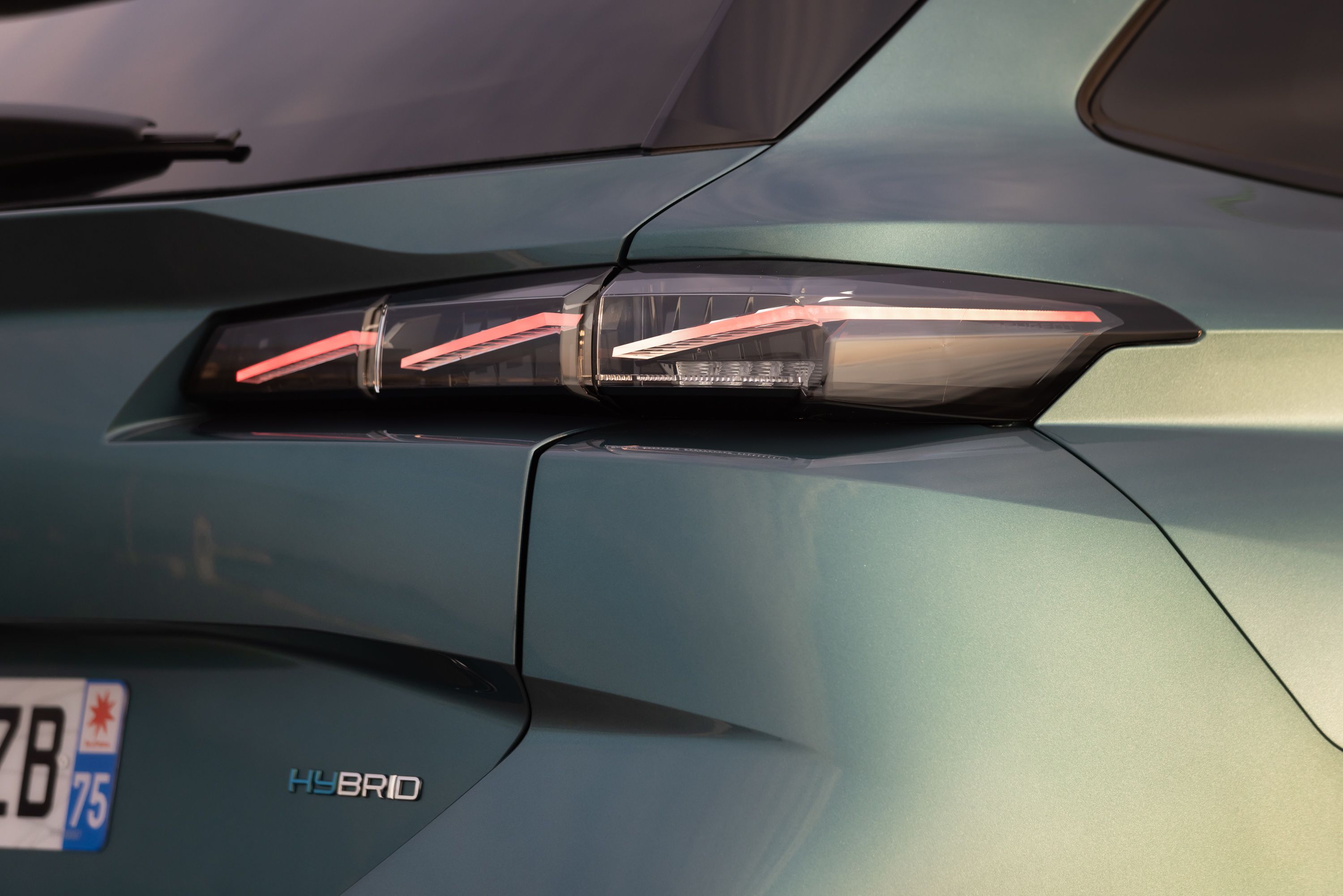 differenza auto ibrida plug-in